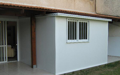 מבנה מודולרי בכניסה לבית